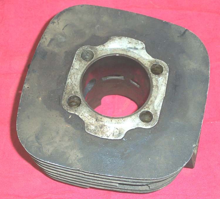 <center><Font size=4><B>Two Stroke Cylinder</B></font></center>